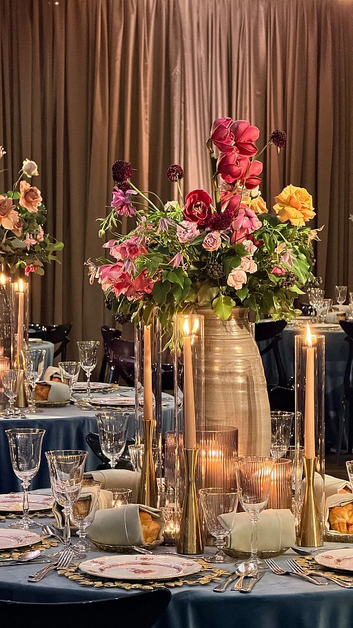 An elegant Friday night dinner with florals and candlelight ✨????#torontocatering #torontoevents #tablescape #menchenscatering #eventcatering