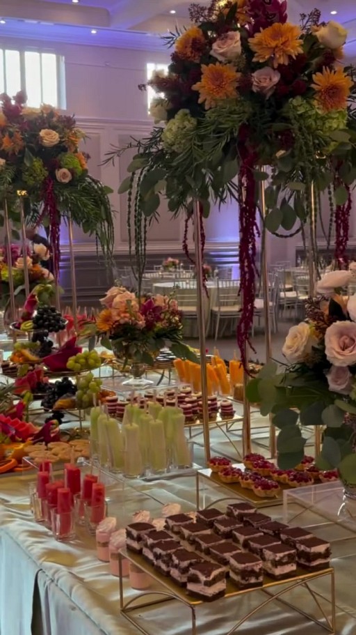 A dessert table designed with elegance ????✨

#torontocatering #koshercatering #sweettable #desserttable